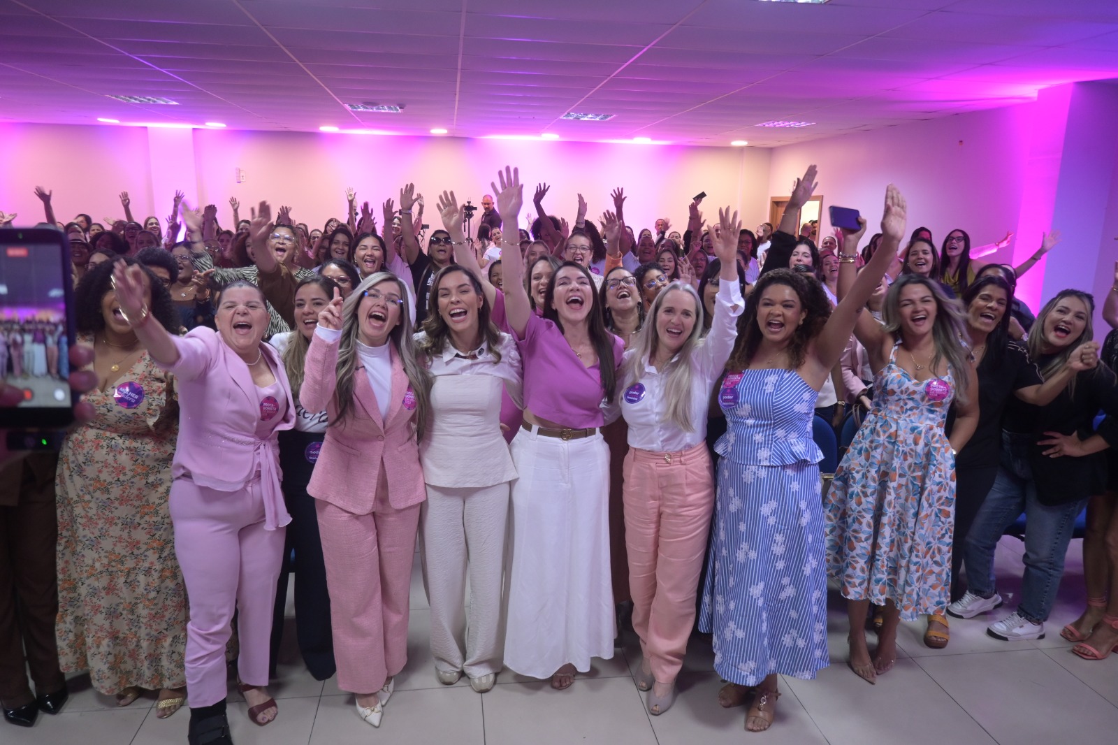 Mariana Dantas com mulheres participantes do encontro do MDB Mulher