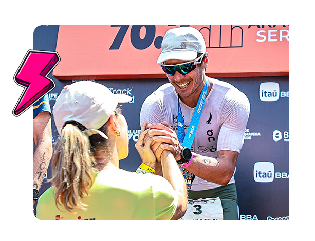Atleta do Ironman 70.3 Sergipe recebendo a medalha na premiação